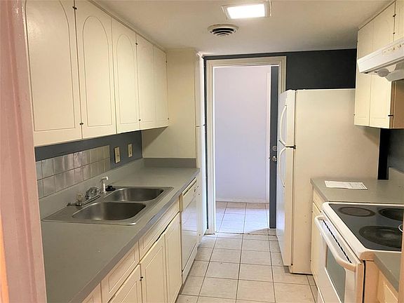 4th image of 570 E Avenue J APT C