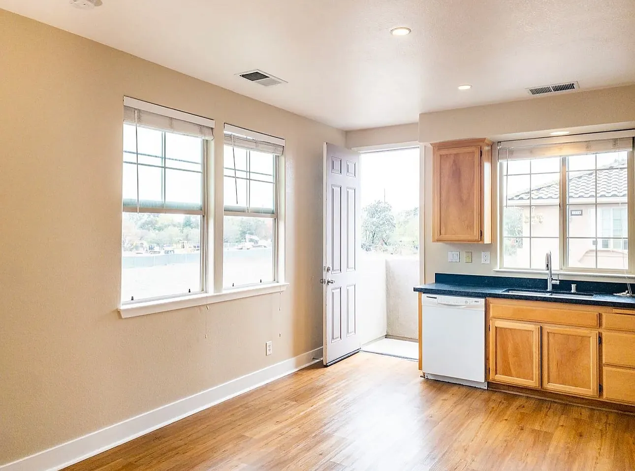 Studio, 500 sqft, $1,599 — Photo 3