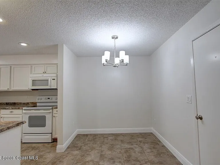 283 E Towne Pl — Photo 7