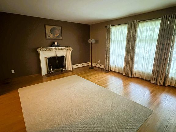 5th image of 122 Windsor St