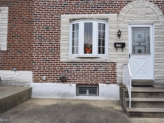 2nd image of 705 Oakwood Dr