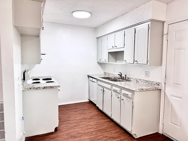 441 SW Thomas St #D — Photo 7