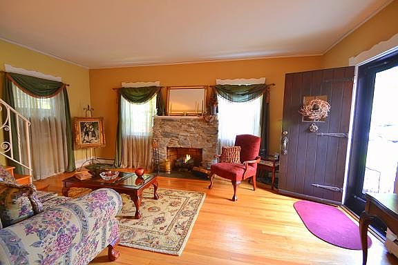 Livingroom with fireplace