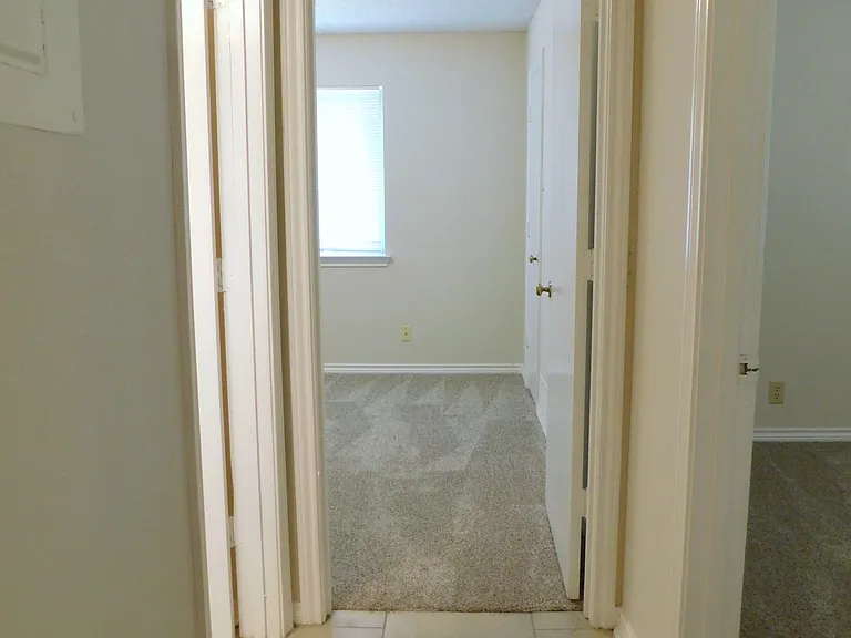 2204 Canterbury Ct #2204 — Photo 18