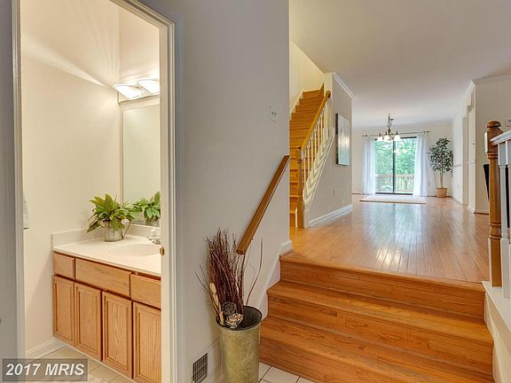 3rd image of 7927 Valleyfield Dr