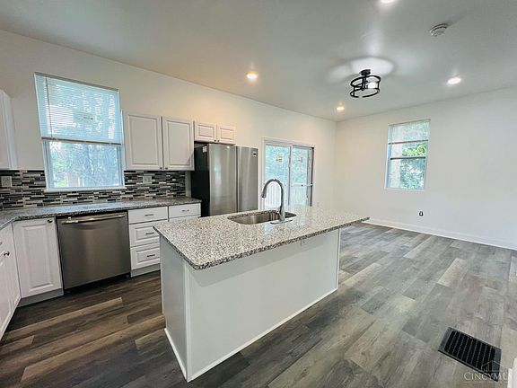 5th image of 10 Clinton Springs Ln