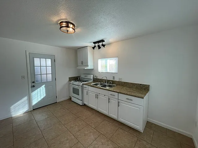 812 Cedar St #102 — Photo 13