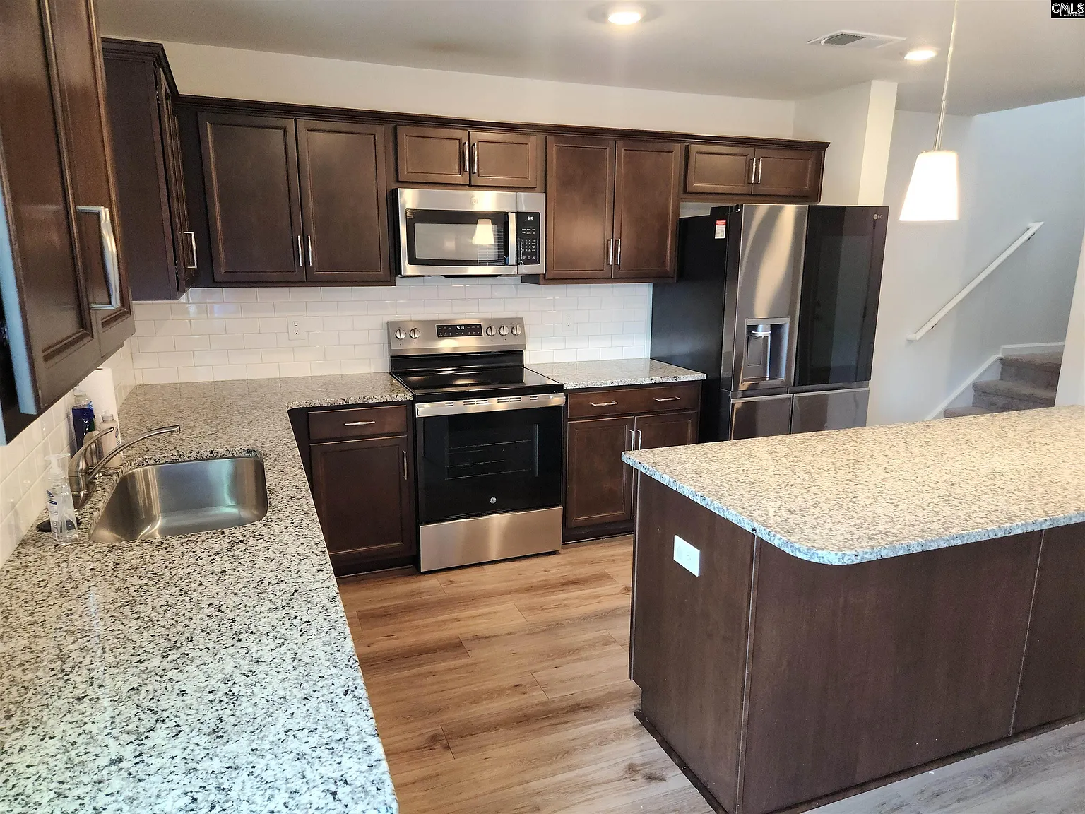 5 bed, 2304 sqft, $2,500 — Photo 4