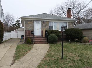 232 White Rd, Mineola, NY 11501