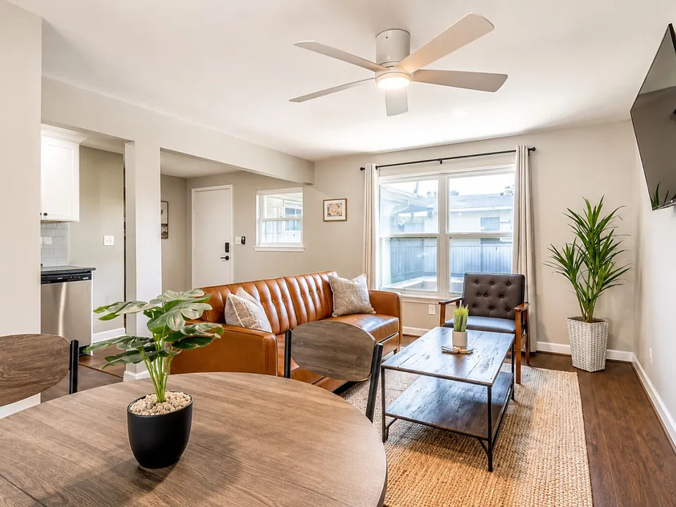 1/2 Bonnie Brae St