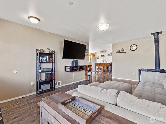 2nd image of 2420 Arbutus Lane