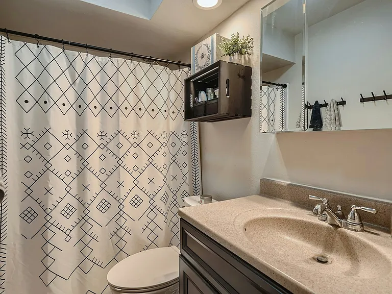 Shared bath (1 other person)