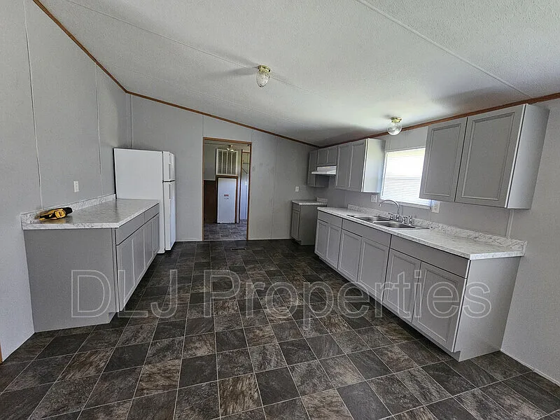 4 bed, 2.0 bath, $1,700 — Photo 4