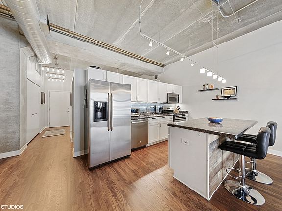 5th image of 1635 W Belmont Ave #205