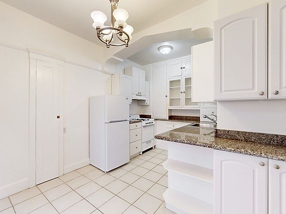 3rd image of 944 Hayes St #3