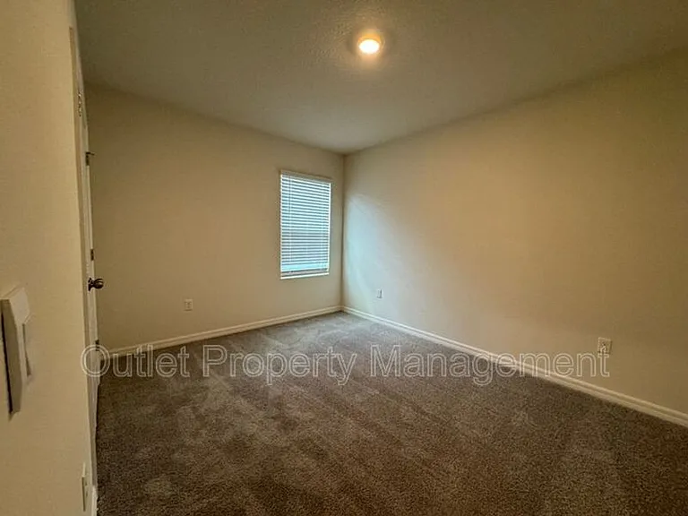 391 Pelham Park Dr — Photo 12