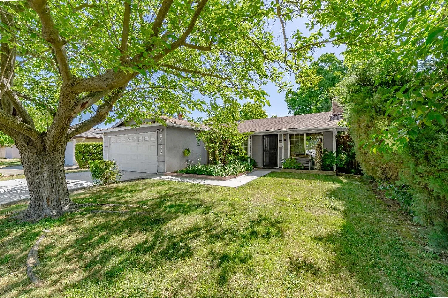9432 Americana Way photo 1