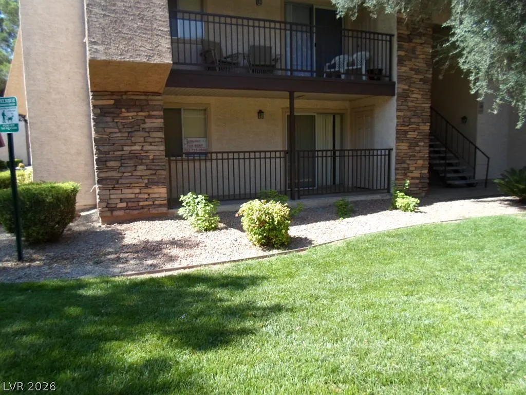 2 bed, 1.0 bath, 816 sqft, $1,100 — Photo 2