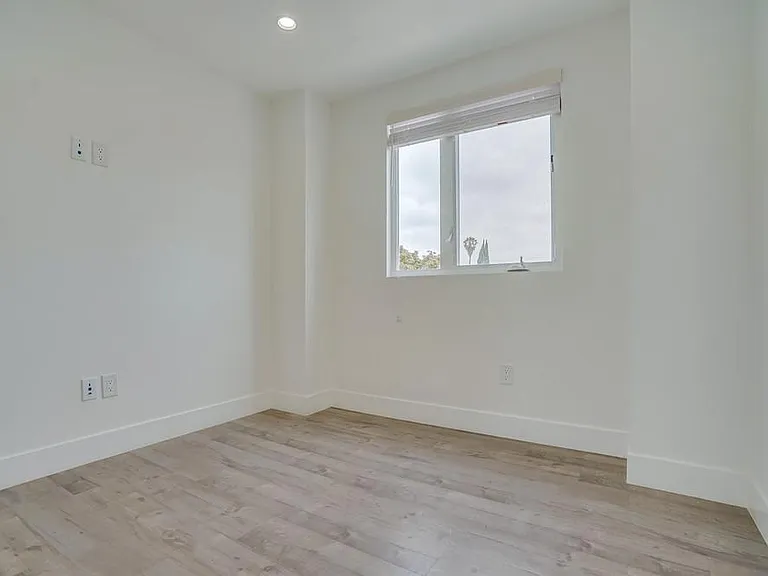 2300 Carmona Ave — Photo 24