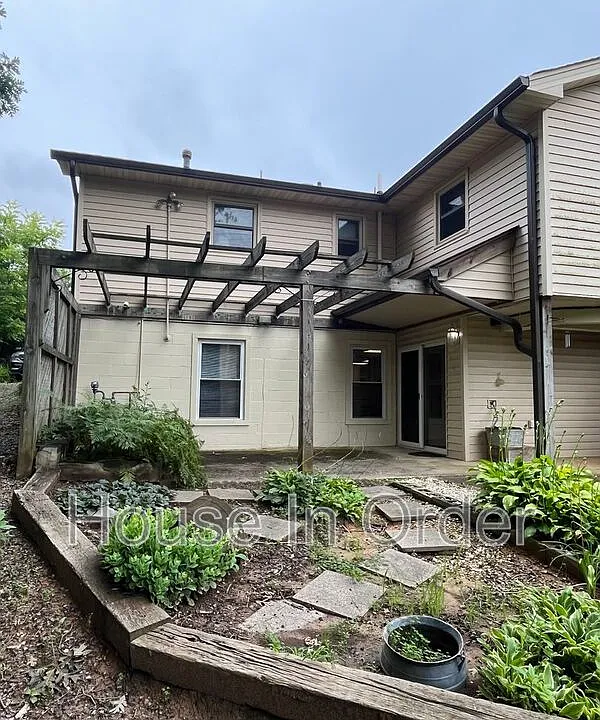 12 Looking Glass Ln