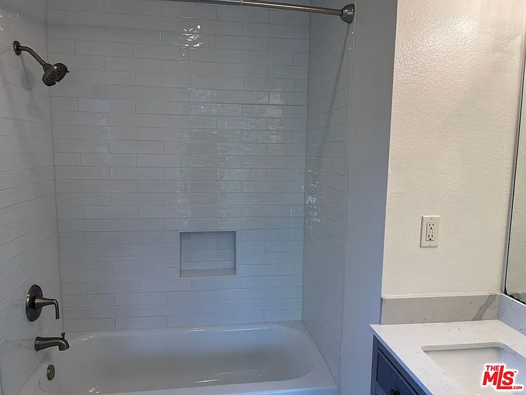 7327 Willoughby Ave #7 — Photo 11