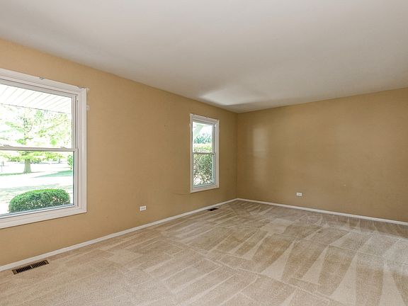 3rd image of 558 Roosevelt Ct
