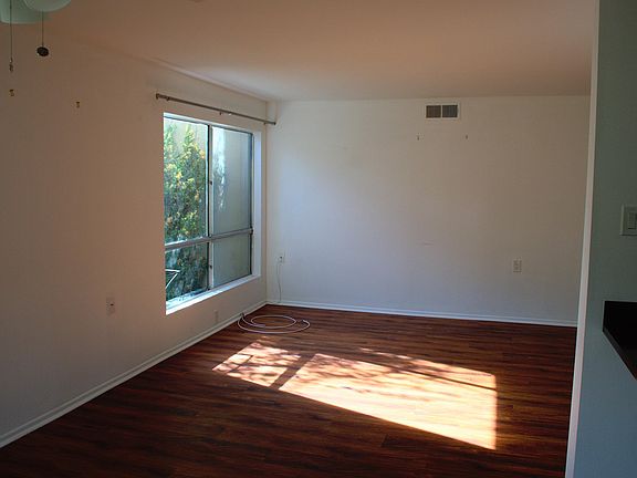 5th image of 286 Oak Leaf Dr #15