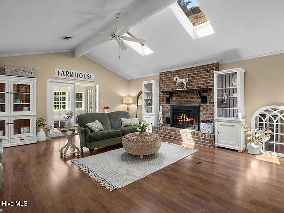 3rd image of 5 E Pine Court