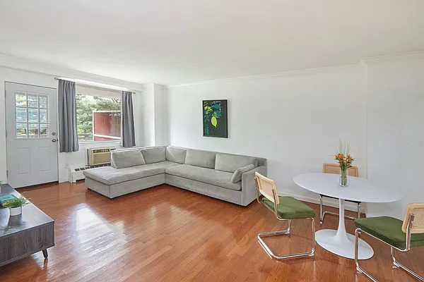 Living room, photo 1