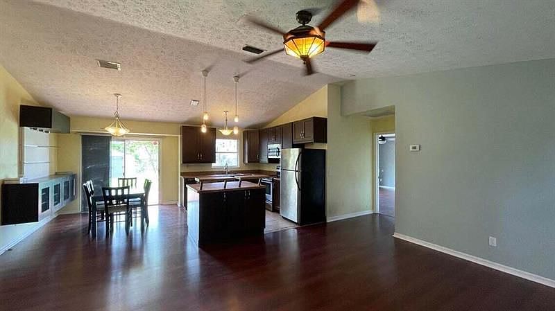 2nd image of 466 SW Jeanne Ave