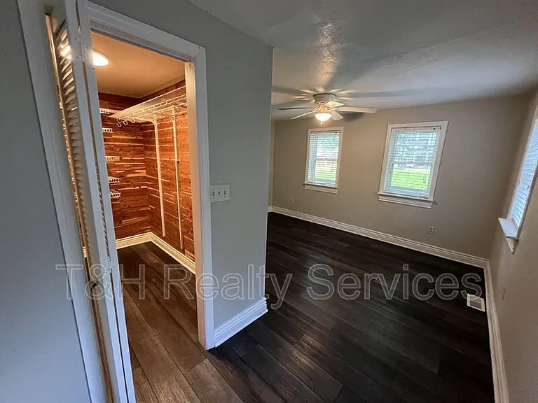 2920 E 5th St — Photo 11