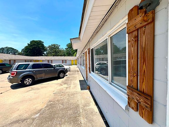 5th image of 800 S Oak St