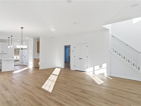 4th image of 721 Crestfield Dr