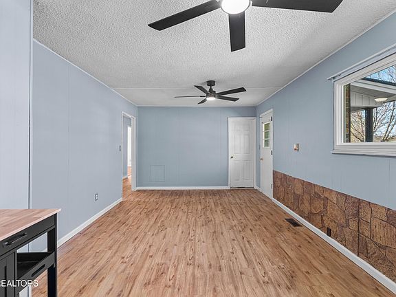 3rd image of 300 Glade Cir