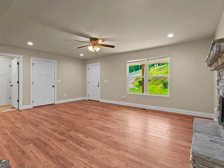 154 Brooks Dr — Photo 4