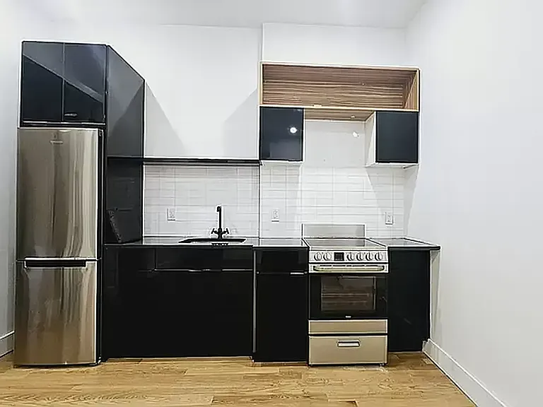 631 E 6th St #2B — Photo 2