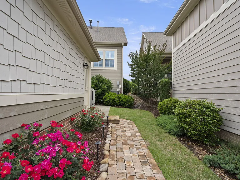 2081 Great Ridge Pkwy — Photo 33