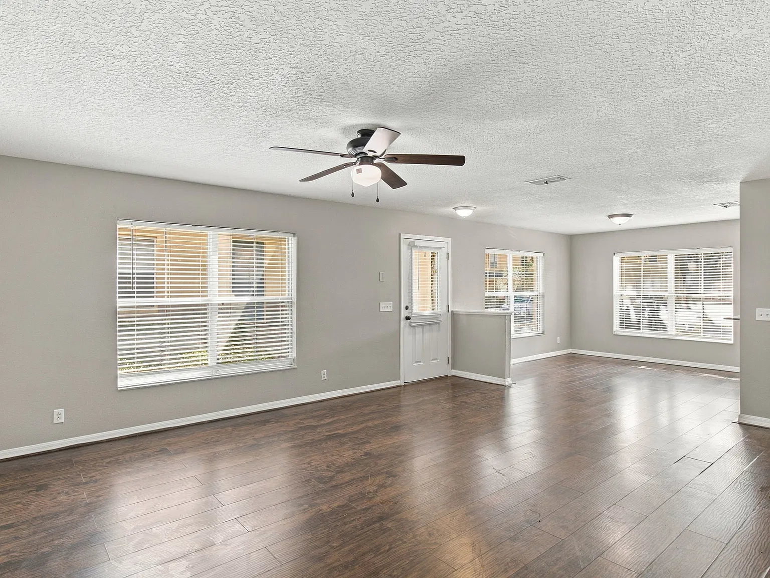 3 bed, 2.5 bath, 1408 sqft, $1,795 — Photo 4