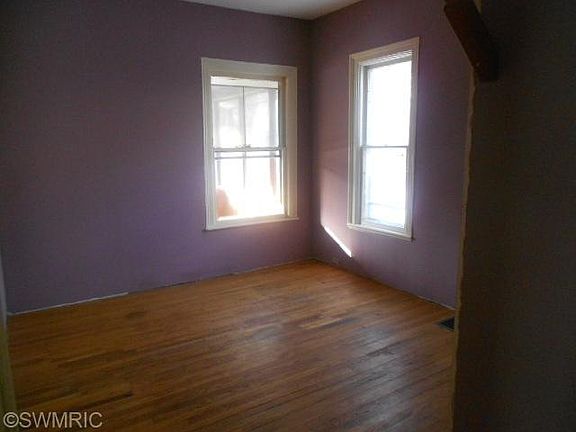 5th image of 1734 Coit Ave NE