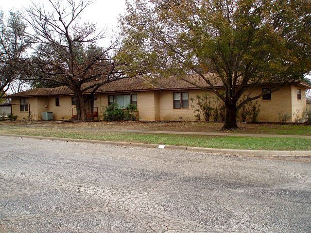 1st image of 821 E 15th St