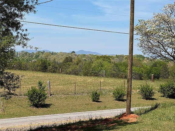 5th image of 311 Davis Rd