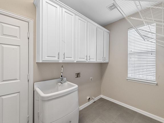 5th image of 2704 Barrington Dr