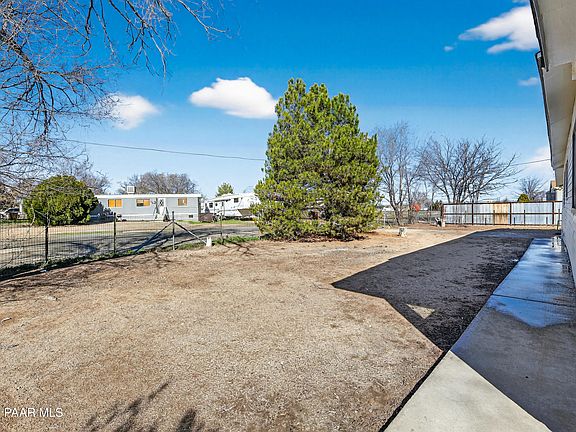 3rd image of 1400 Meadow Ln