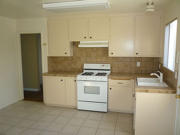 2nd image of 27361 Hibiscus St