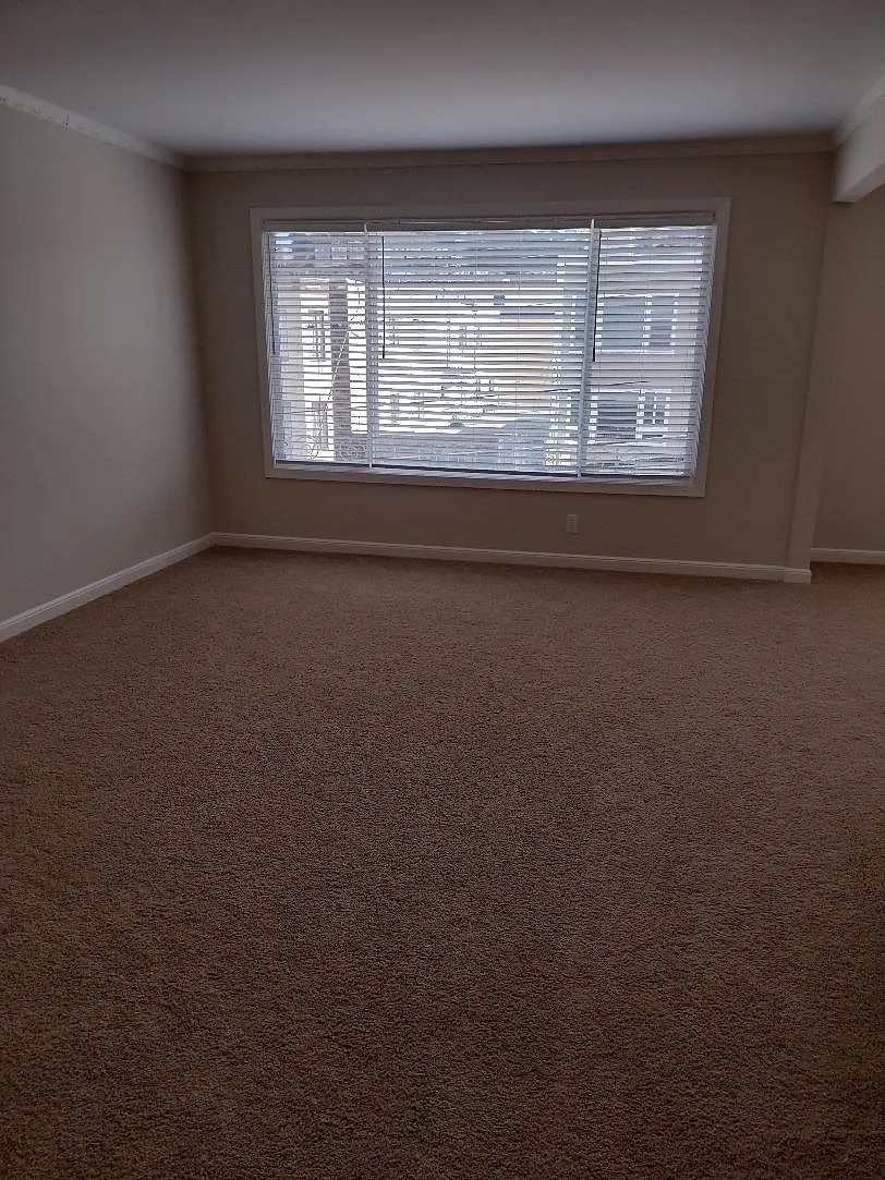 3 bed, 1.5 bath, 1300 sqft, $5,000 — Photo 2