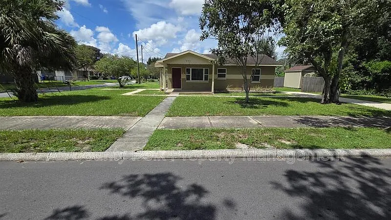3 bed, 2.0 bath, 896 sqft, $1,695 — Photo 3