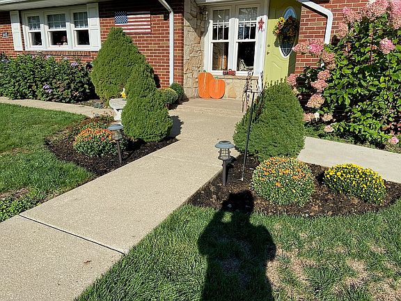 3rd image of 640 Grandview Ave