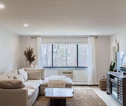2nd image of 13 Hallmark Gdns APT 6
