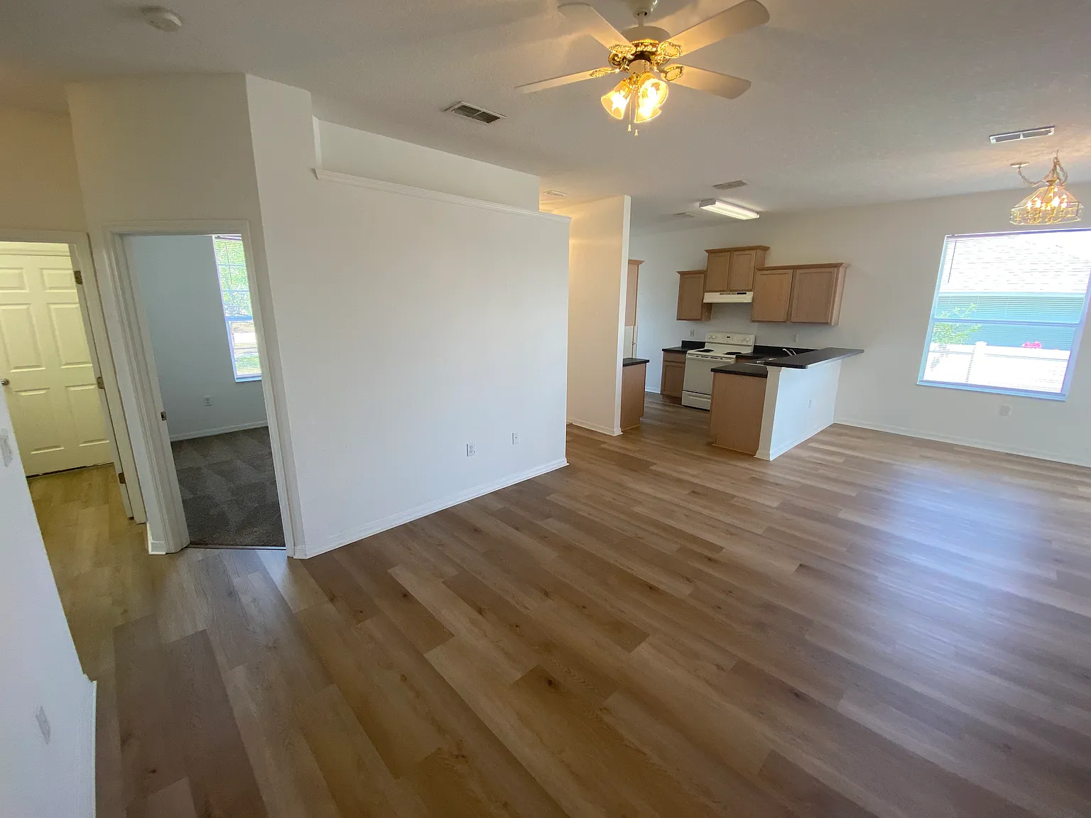 4 Bedroom 2 Bath Single Family Home Down Town Eustis — Photo 3