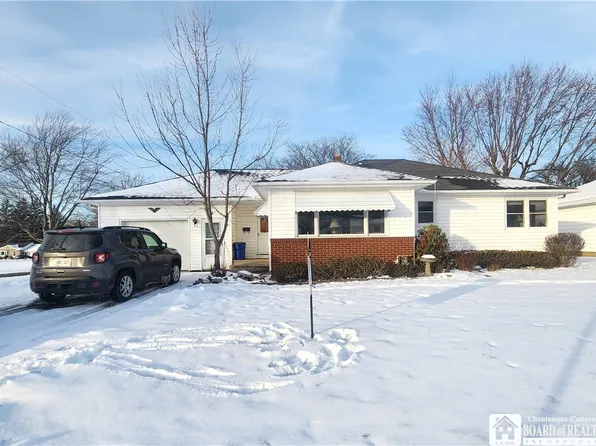 2 Leon Pl, Fredonia, NY 14063